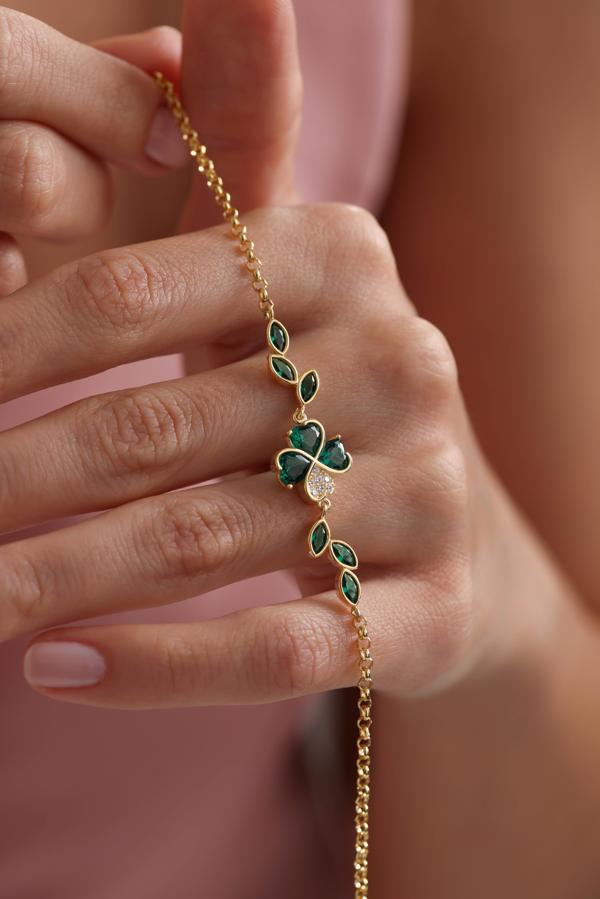 925 Ayar Gümüş Gold Kaplama Doç Zincir Yeşil Taşlı Yonca Bileklik  - Image 1