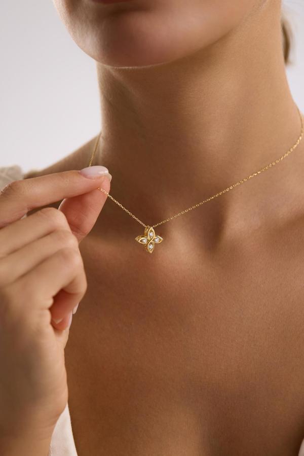 925 Ayar Gümüş Gold Kaplama Minimalist Dört Yapraklı Çiçek Motifli Kolye - Image 1