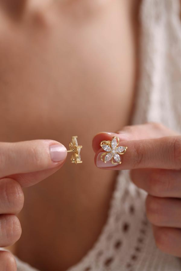 925 Ayar Gümüş Gold Kaplama Kamelya Çiçeği Model Küpe - Image 1