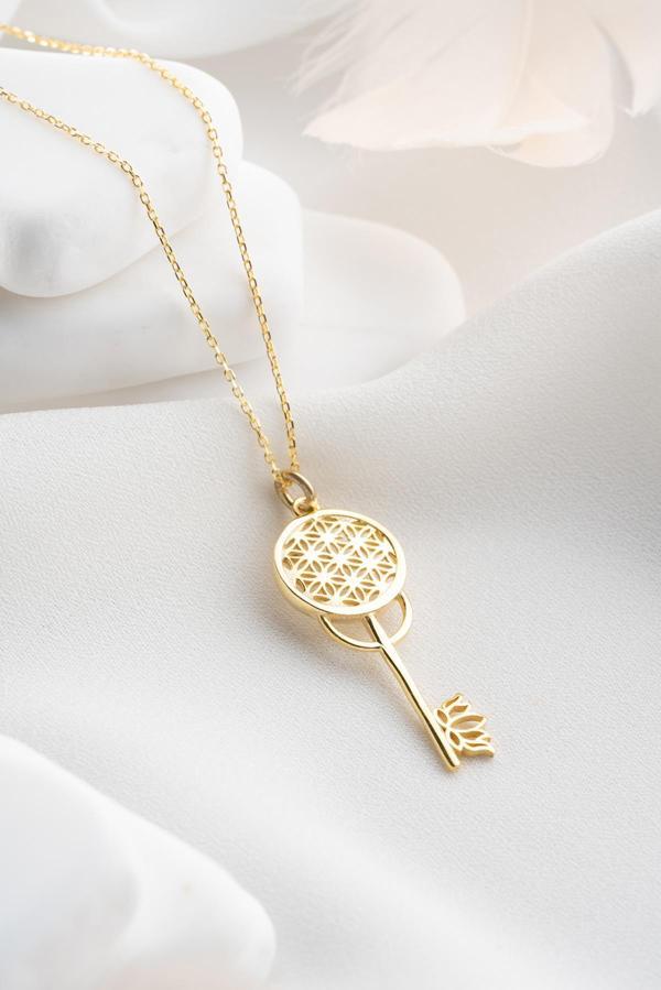 925 Ayar Gümüş Gold Kaplama Lotus Çiçeği Detaylı Anahtar Kolye - Image 1