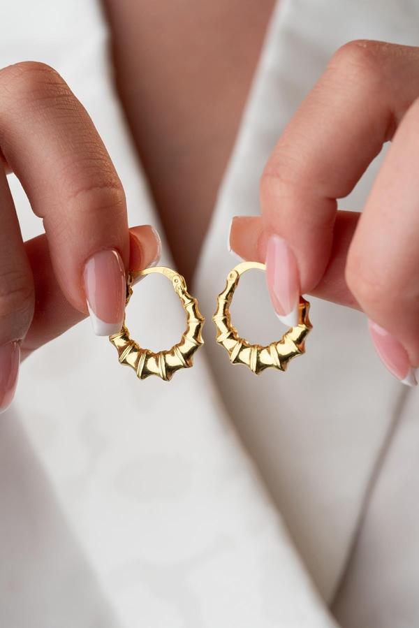 925 Ayar Gümüş Gold Rengi Parçalı Çizgili Şarnel Küpe - Image 1