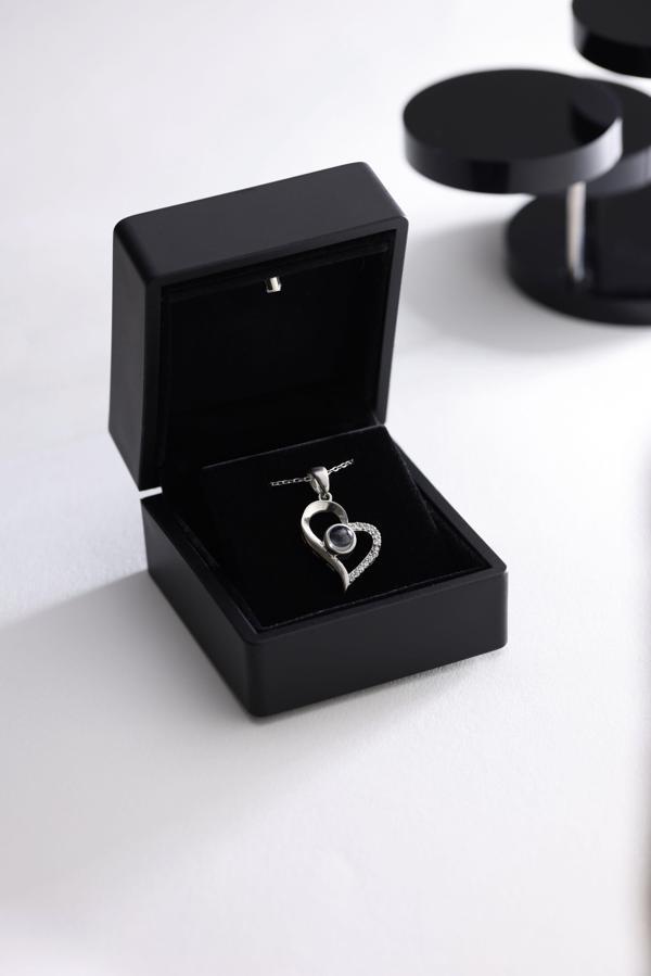 925 Ayar Gümüş Işıklı Kutuda Rodyum Kaplama 100 Dilde Seni Seviyorum Kalpli Kolye - Image 1