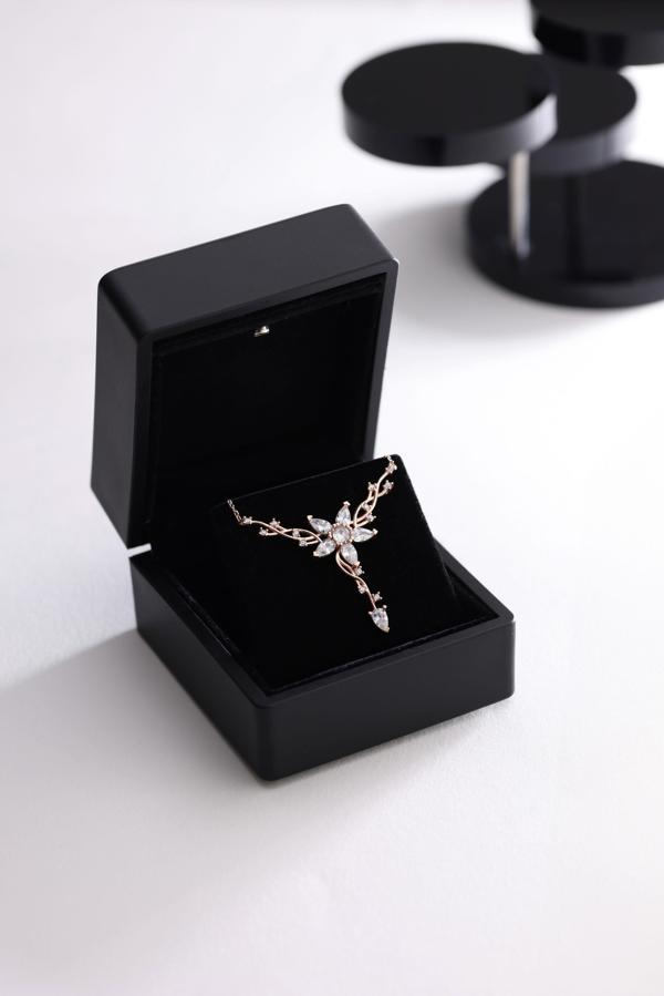 925 Ayar Gümüş Işıklı Kutuda Rose Sarmaşık Model Yıldız Detaylı Kolye - Image 1