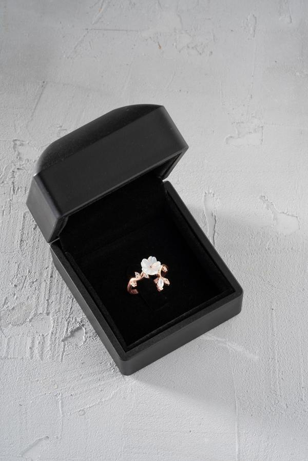 925 Ayar Gümüş Işıklı Kutuda Ayarlanabilir Dallı Manolya Çiçeği Yüzük - Image 1