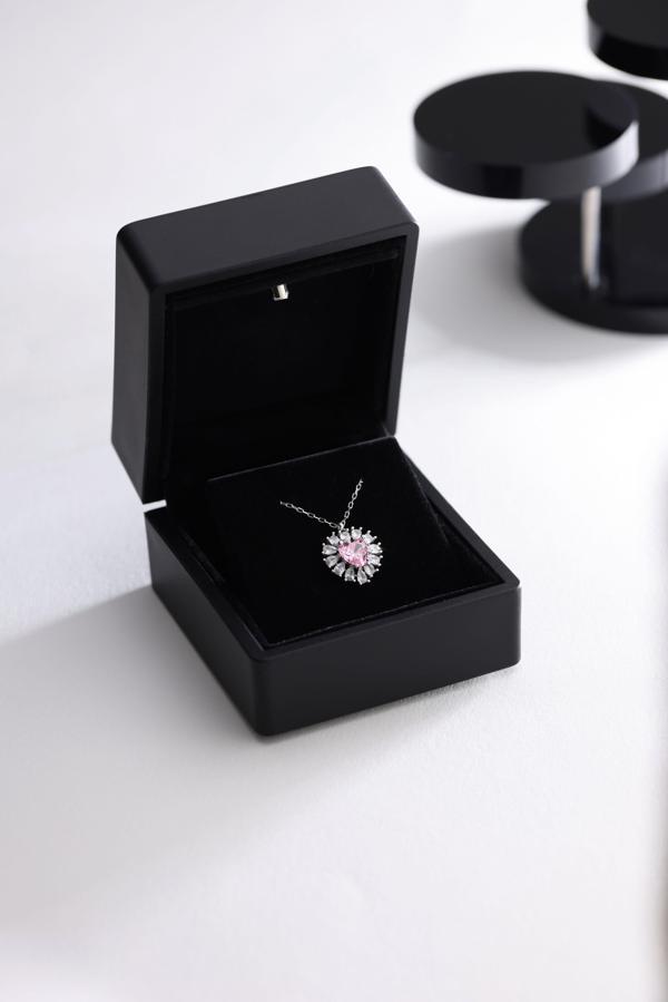 925 Ayar Gümüş Işıklı Kutuda Rodyum Kaplama Baget Taşlı Pembe Kalp Kolye - Image 1