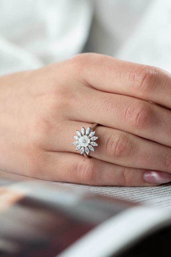 925 Ayar Gümüş Ayarlanabilir Rodyum Kaplama Mekik Taşlı Manolya Çiçeği Yüzük - Image 1