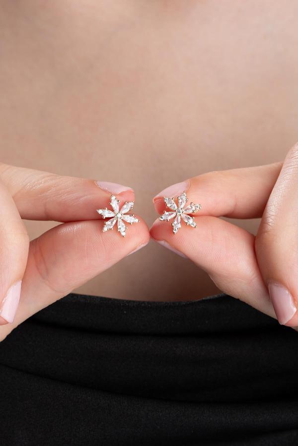 925 Ayar Gümüş Beyaz Taşlı Kamelya Çiçeği Küpe - Image 1