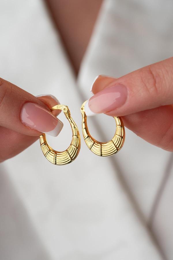 925 Ayar Gümüş Gold Rengi Yatay Çizgili U Şekil Tasarım Şarnel Küpe - Image 1