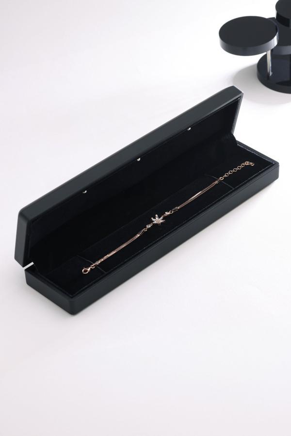 925 Ayar Gümüş Işıklı Kutuda Beyaz Taşlı Lotus Çiçeği Gümüş Bileklik - Image 1