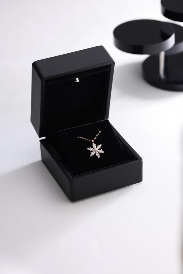 925 Ayar Gümüş Işıklı Kutuda Beyaz Taşlı Lotus Kamelya Çiçeği Kolye - Image 1