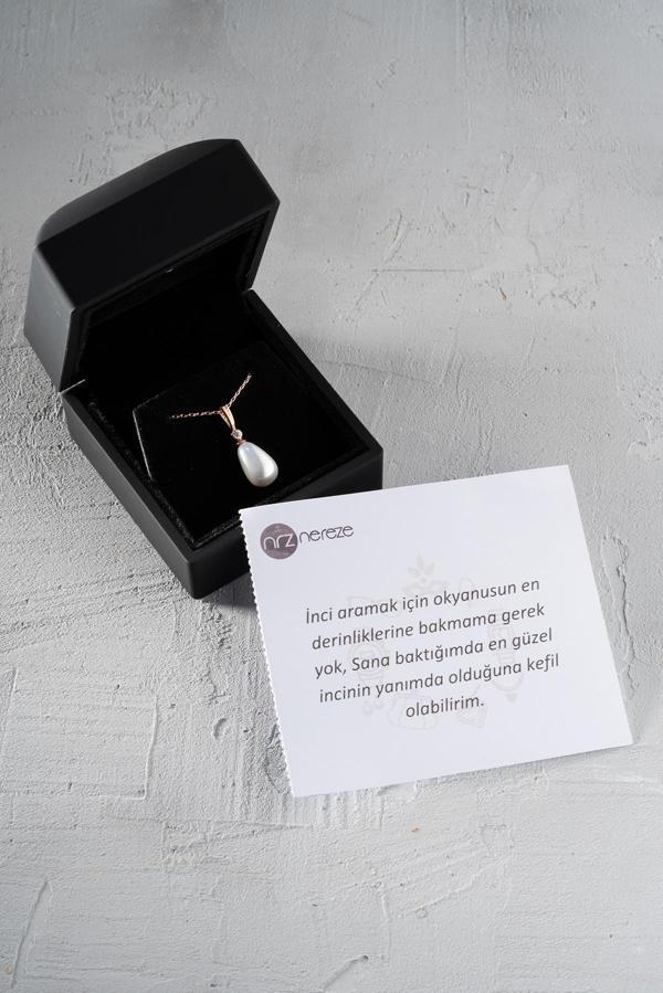 925 Ayar Gümüş Işıklı Kutuda Damla Model Beyaz Barok İnci Kolye - Image 1