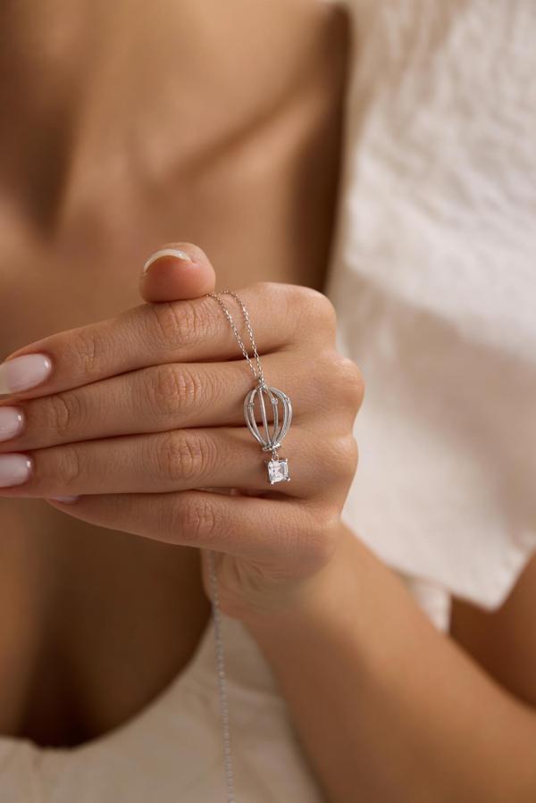 925 Ayar Gümüş Rodyum Kaplama Kare Tektaş Sallantılı Balon Tasarım Kolye - Image 1