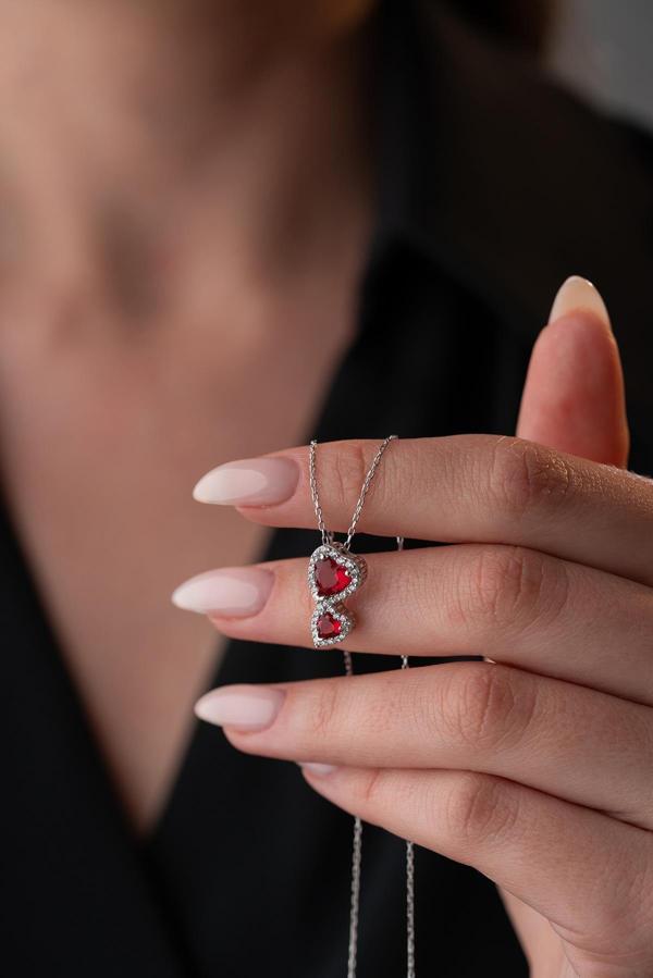 925 Ayar Gümüş Rodyum Kaplama Kırmızı Taşlı Çift Kalp Model Kolye - Image 1