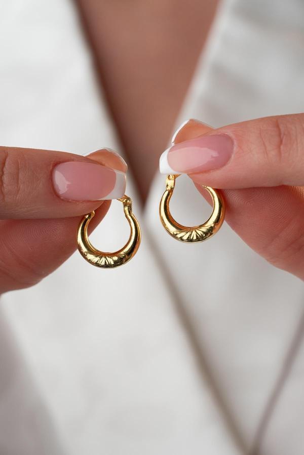 925 Ayar Gümüş Gold Rengi Minik Çizgili 15 mm Şarnel Küpe - Image 1