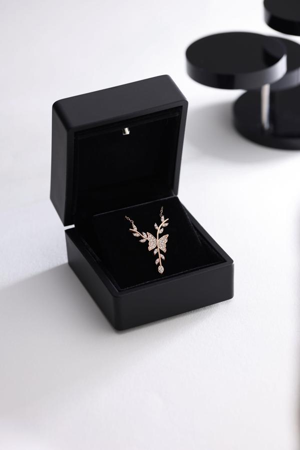 925 Ayar Gümüş Işıklı Kutuda Rose Daldaki Kelebek Kolye - Image 1