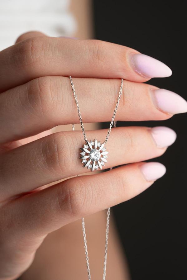 925 Ayar Gümüş Rodyum Kaplama Işıltılı Tektaş Güneş Kolye - Image 1