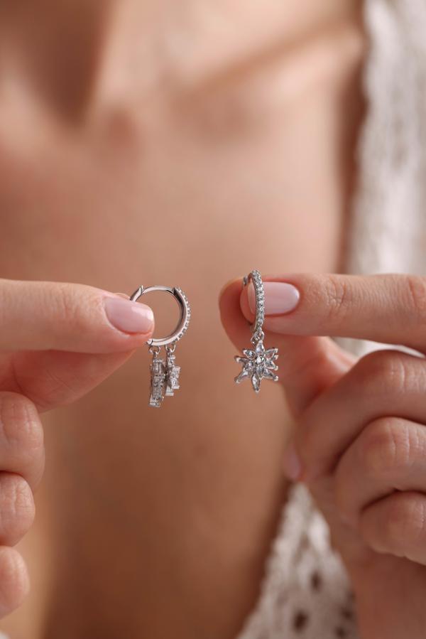 925 Ayar Gümüş Rodyum Kaplama Sallantılı Beyaz Taşlı Çift Lotus Çiçeği Küpe - Image 1