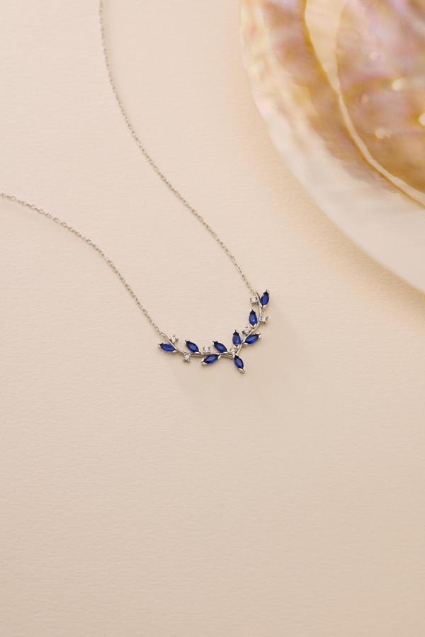 925 Ayar Gümüş Rodyum Kaplama Mavi Mekik Taşlı Zarif Sarmaşık Kolye - Image 1