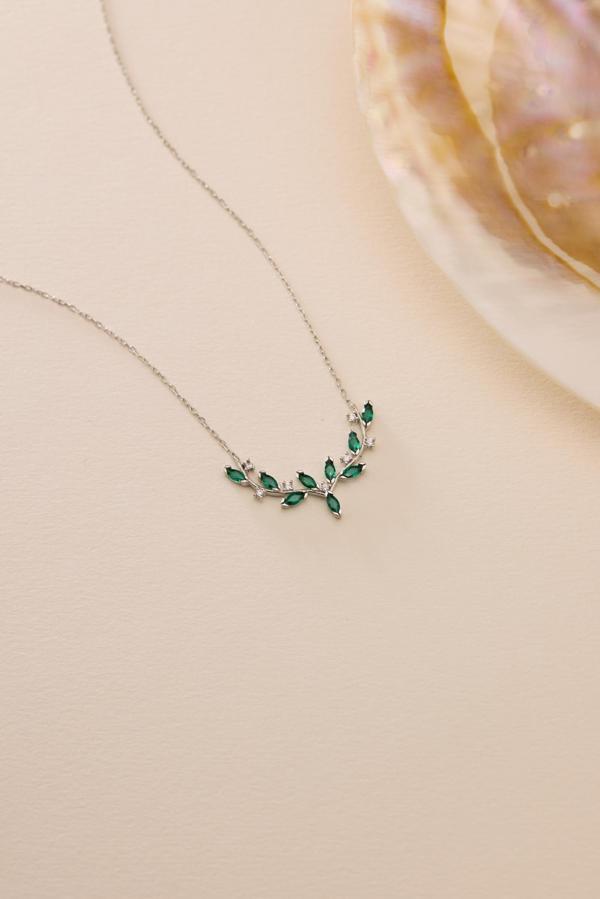 925 Ayar Gümüş Rodyum Kaplama Yeşil Mekik Taşlı Zarif Sarmaşık Kolye - Image 1