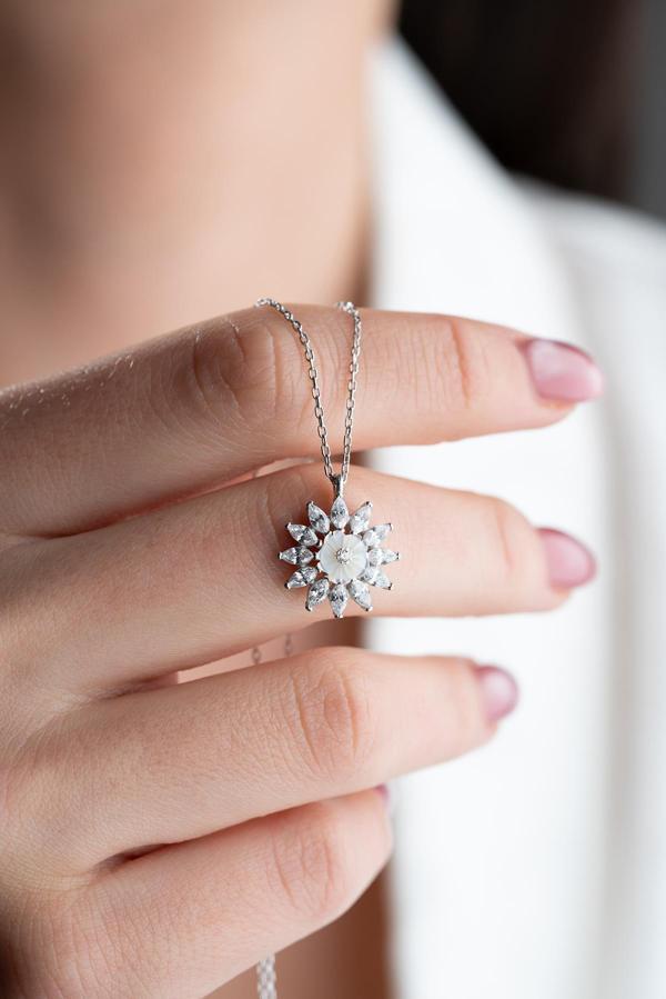 925 Ayar Gümüş Rodyum Kaplama Mekik Taşlı Manolya Çiçeği Kolye - Image 1