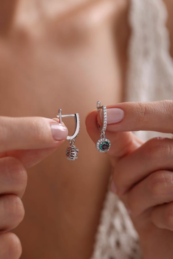 925 Ayar Gümüş Rodyum Kaplama Sallantılı U Model Yuvarlak Mistik Topaz Taşlı Küpe - Image 1