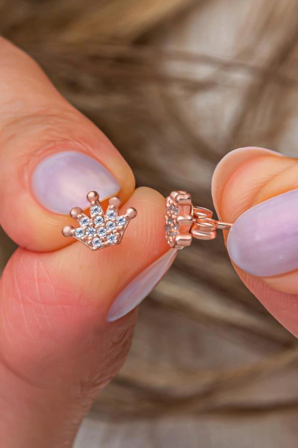 925 Ayar Gümüş Rose Kaplama Minimal Kral Tacı Küpe - Image 1