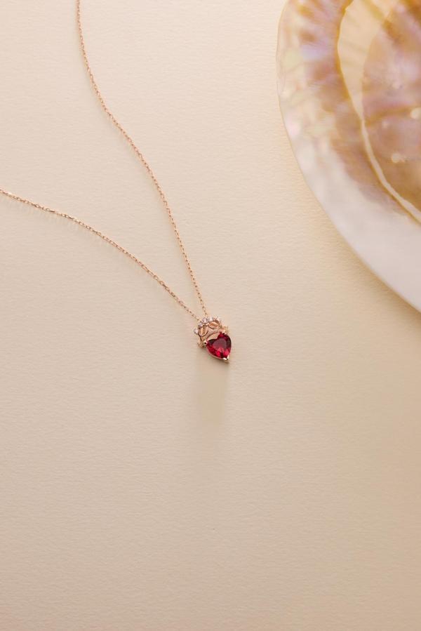 925 Ayar Gümüş Rose Kaplama Kırmızı Kalp Taşlı Kraliçe Kolye - Image 1