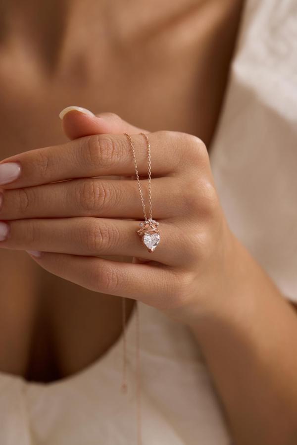 925 Ayar Gümüş Rose Kaplama Beyaz Kalp Taşlı Kraliçe Kolye - Image 1