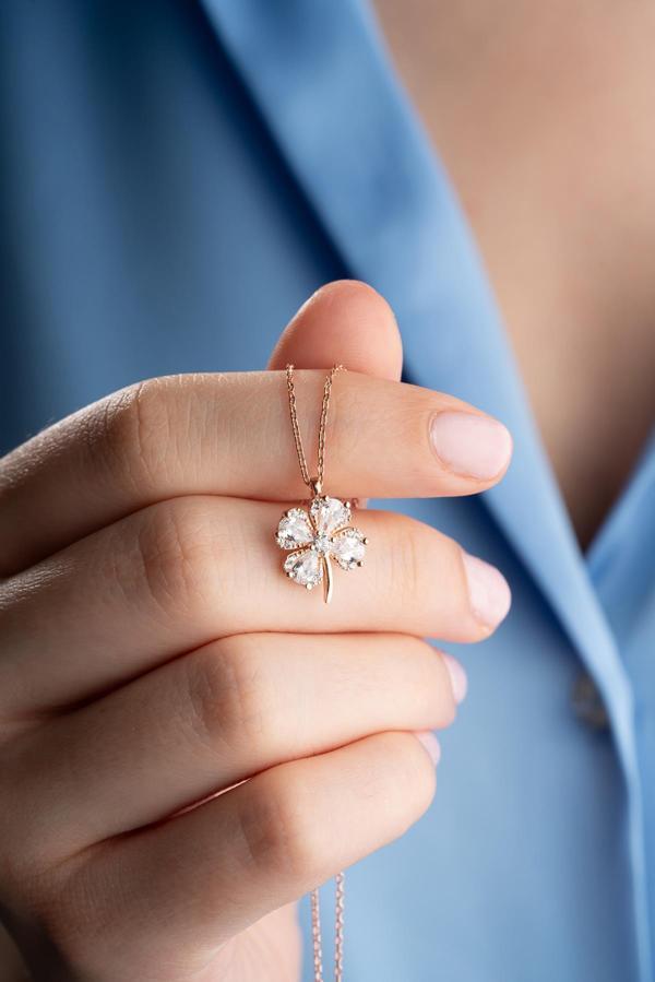 925 Ayar Gümüş Rose Kaplama Beyaz Taşlı Dört Yapraklı Şans Yonca  Kolye - Image 1