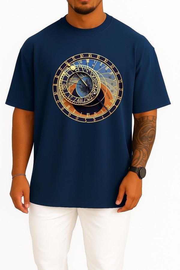 Oversize Prague Astronomical Clock Old Town Göğüs Tasarımlı Unisex T-Shirt - Image 1