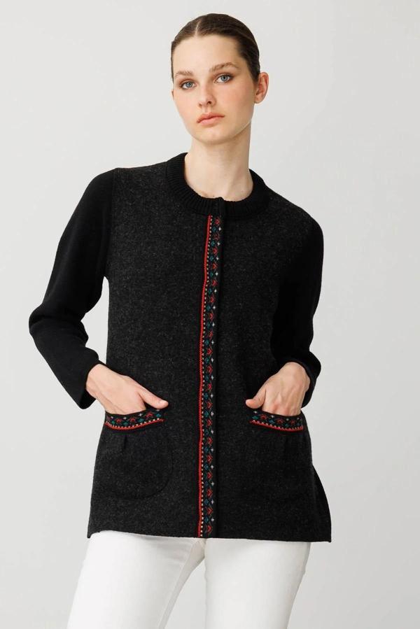 Desen Triko Kadın Sıfır Yaka Önü Keçe Kısa Yün Ceket 25018 Siyah - Image 1