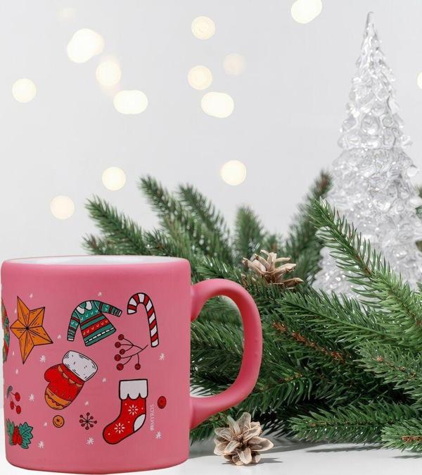 Pembe Kardan Adamlı Yeni Yıl Figürlü Seramik Kupa - Image 1