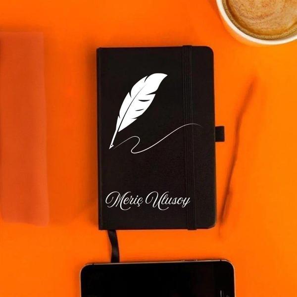 Kişiye Özel Yazar Temalı Tüy Kalem Tasarımlı Deri Not Defteri – İlham Veren Hediye - Image 1