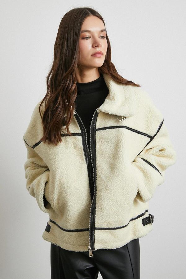 Ters Detay Lamine Biker Ceket Krem - Image 1