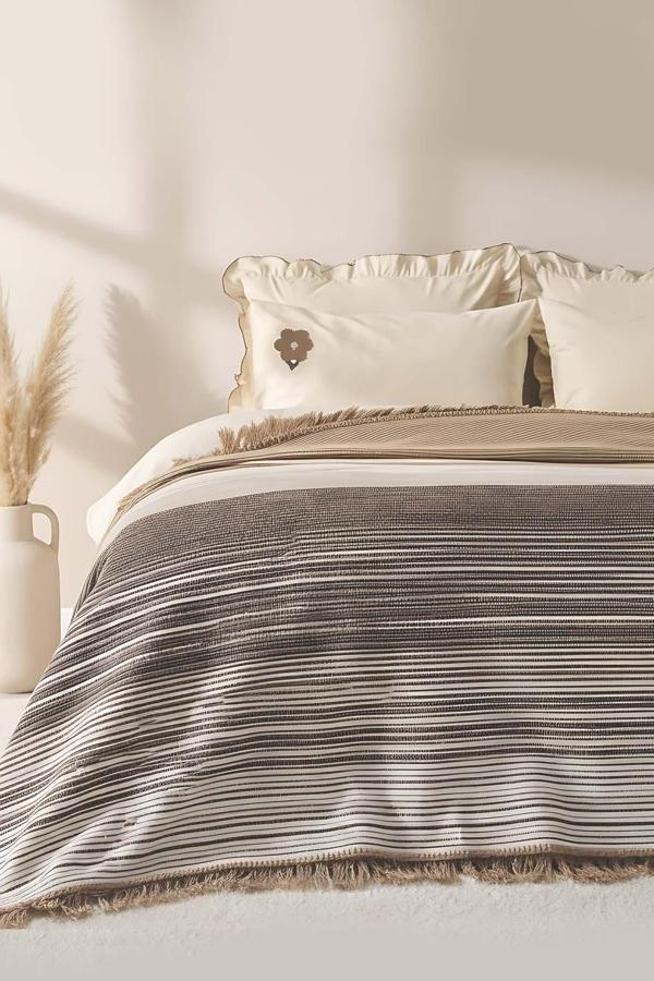 Veloura Bej Çift Kişilik Püsküllü Battaniye - Image 1