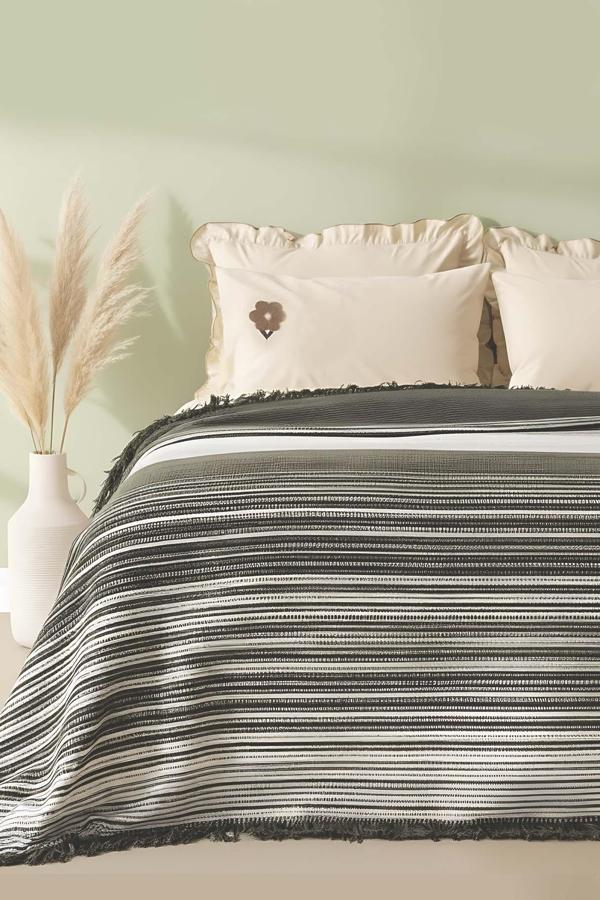 Veloura Haki Çift Kişilik Püsküllü Battaniye - Image 1