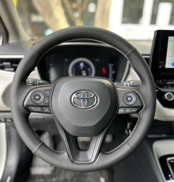 Toyota Corolla 2020-2024 Araca Özel Direksiyon Kılıfı (Nokta Düz Gri Dikiş) - Image 1