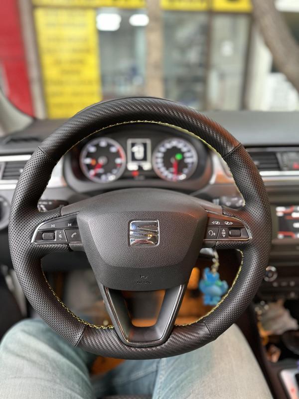 Seat Leon 2017 Uyumlu Araca Özel Direksiyon Kılıfı (Noktalı Karbon Sarı Dikişli) - Image 1