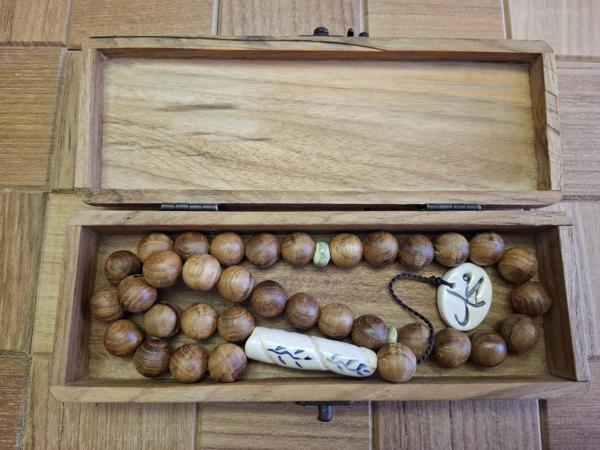 El Yapımı Teak Ağacı ve Seramik “Muhammed” Temalı Tespih - Image 1