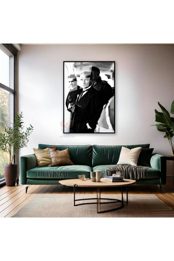 Dürbün Tutan Atatürk Görseli Metal Çerçeveli Cam Tablo Siyah Beyaz Atatürk Görseli Dikey Tablo - Image 1