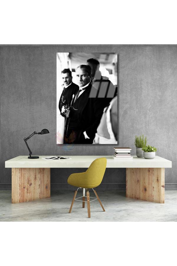 Dürbün Tutan Atatürk Görseli Cam Tablo Siyah Beyaz Atatürk Görseli Dikey Tablo - Image 1