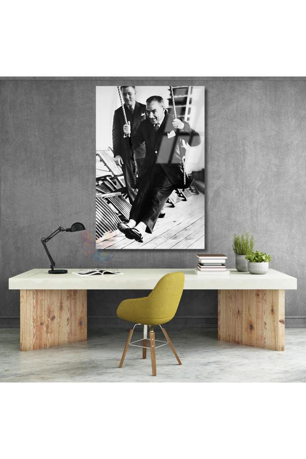 Salıncakta Sallanan Atatürk Görseli Cam Tablo Modeli Atatürk Tablosu - Image 1