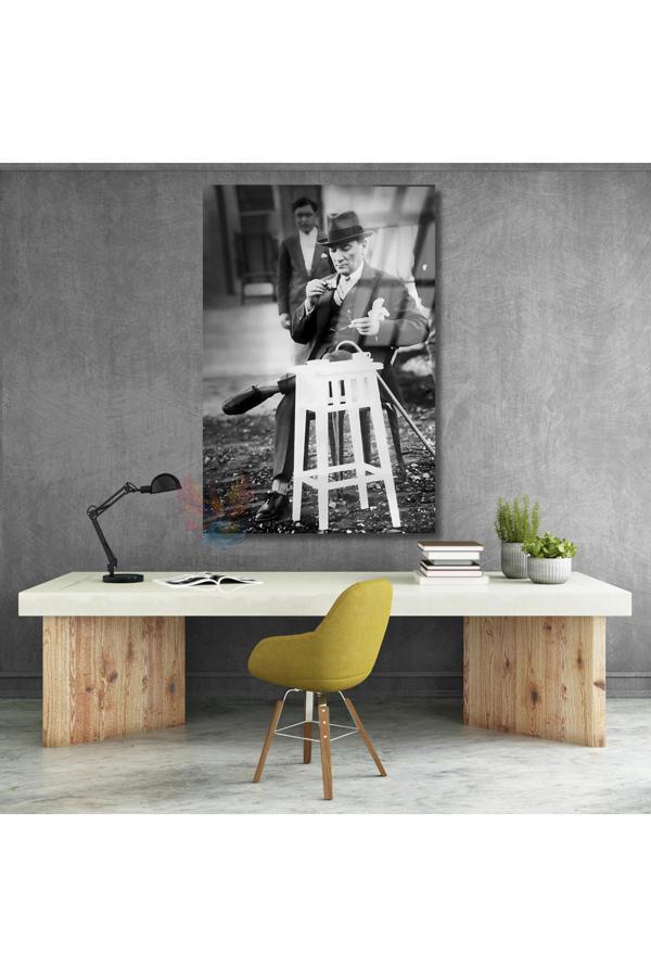 Siyah Beyaz Kahve İçen Atatürk Tablosu Cam Dijital Baskı Salon Ofis Tablosu - Image 1
