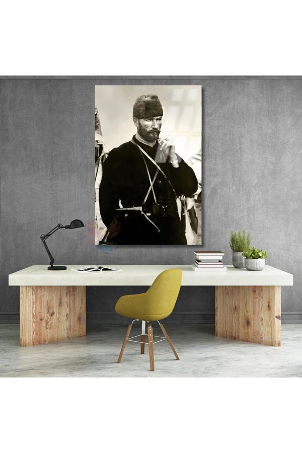 Genç Atatürk Siyah Beyaz Cam Tablo Dikey Duvar Dekoru Ev Ofis Tablo Modeli - Image 1