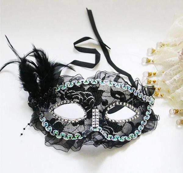 Siyah Renk Yandan Tüylü İnci İşlemeli Taşlı Dantelli Parti Maskesi 17x12 cm - Image 1