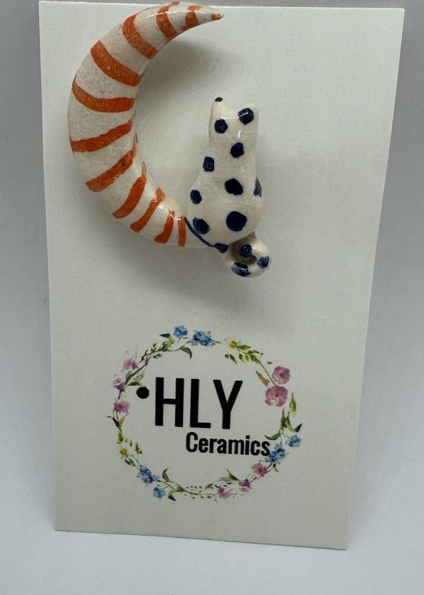 Benekli Kedi ve Çizgili Ay Seramik Yaka İğnesi - Image 1