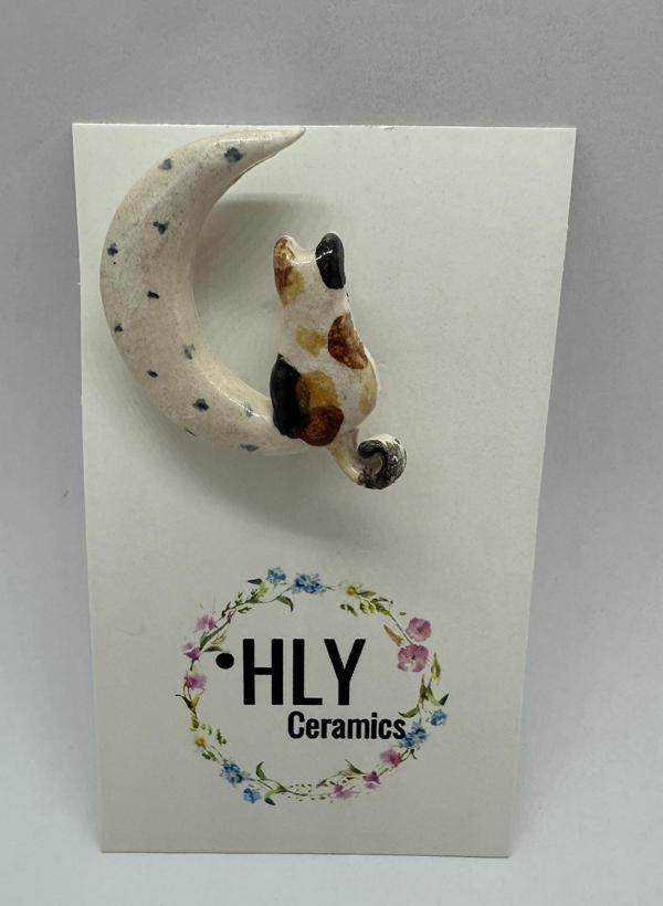 Benekli Kedi ve Ay Seramik Yaka İğnesi - Image 1