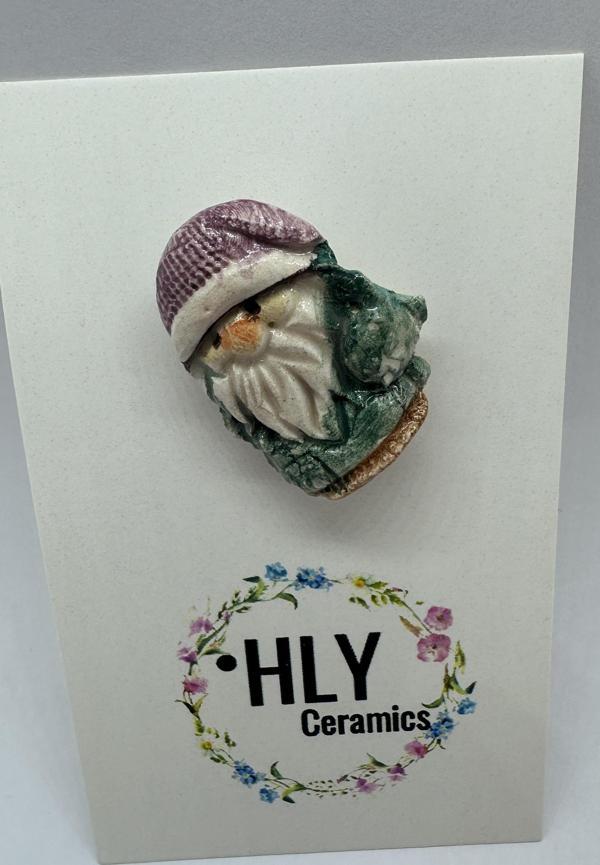 Mor Şapkalı Cüce Seramik Yaka İğnesi - Image 1