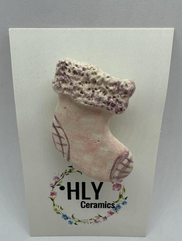 Pembe Çorap – El Yapımı Seramik Yaka İğnesi - Image 1