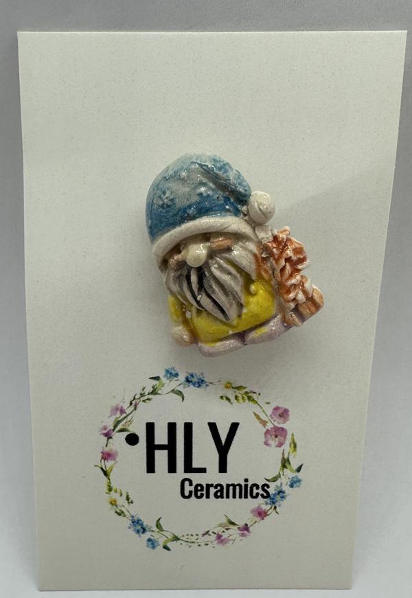 Mavi Bereli Cüce – El Yapımı Seramik Yaka İğnesi - Image 1